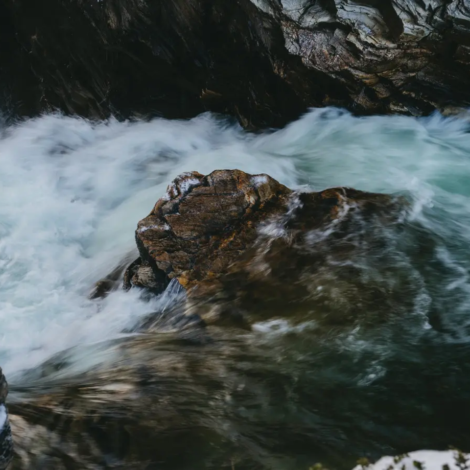Luftblick auf einen Wasserfall