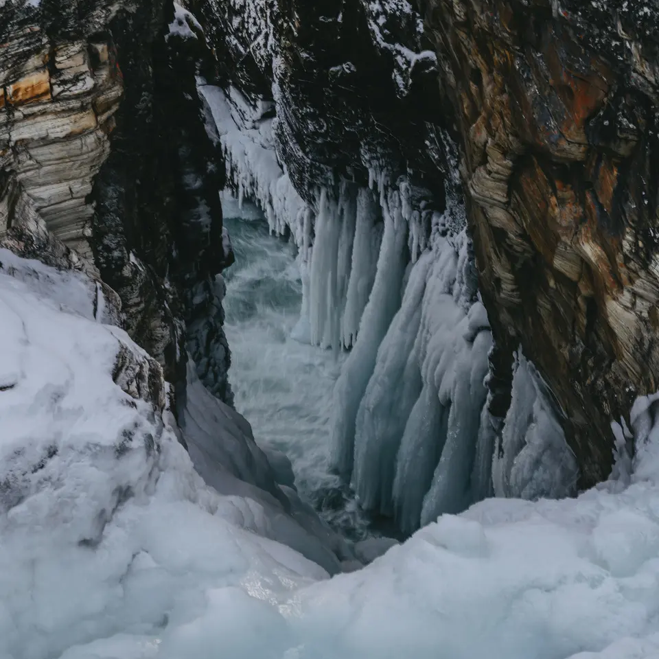 Blick auf eine kleine Schlucht mit Wasserfall