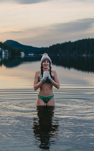 Eine Frau beim Eisbaden in einem See