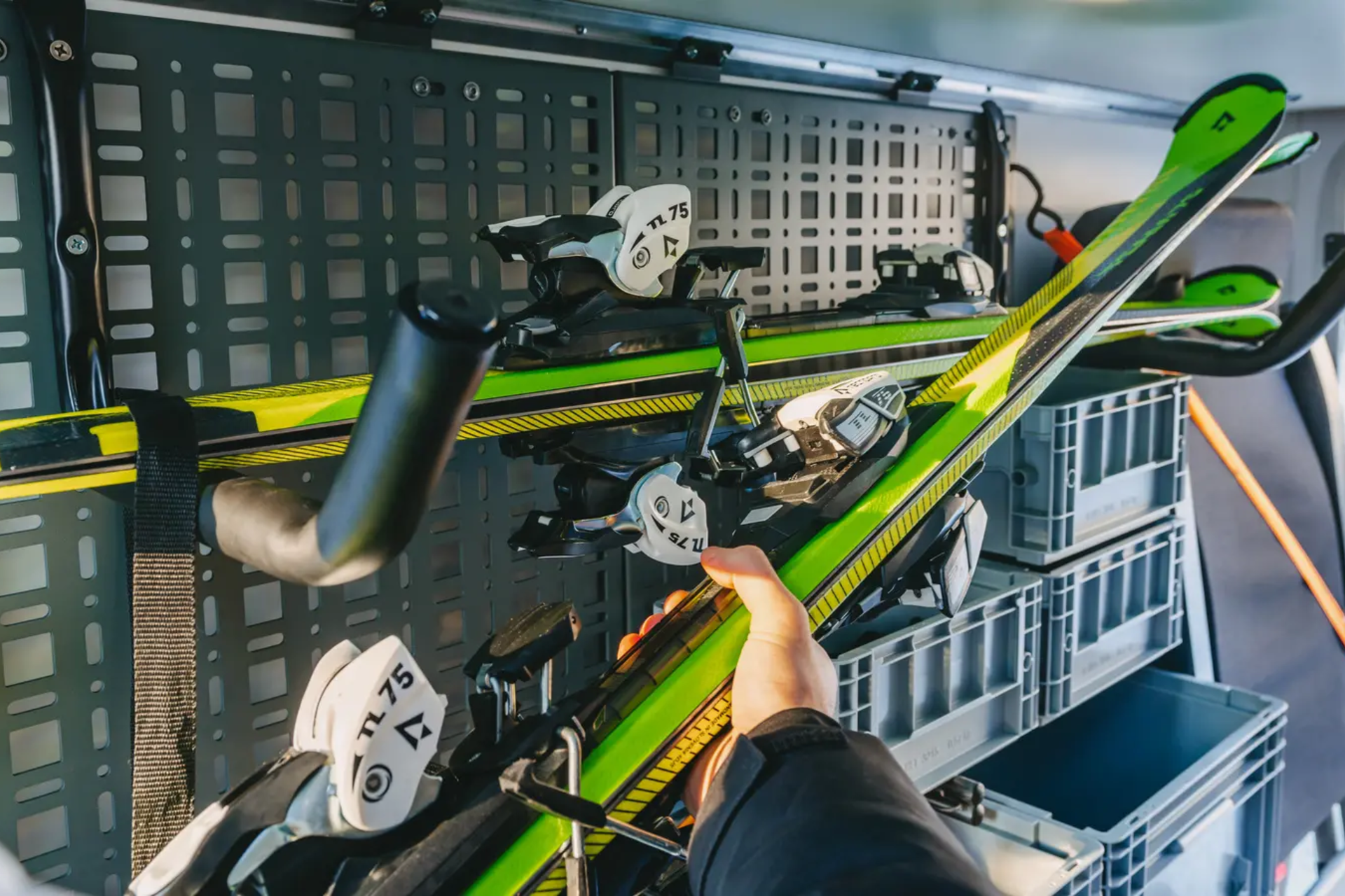 2 Paar Skier, die in der Heckgarage eines Wohnmobils verstaut sind