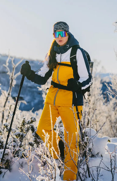 Frau wandert in einer Schneelandschaft