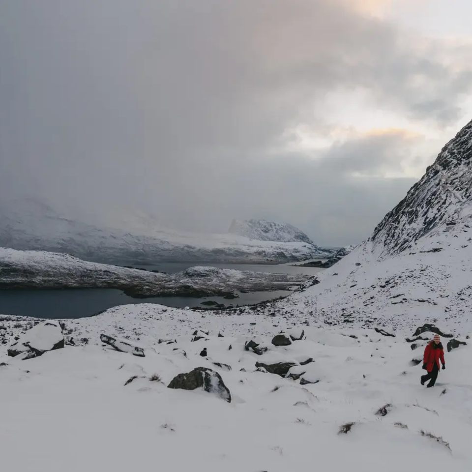 Verschneite Berge, im Hintergrund ist der Fjord