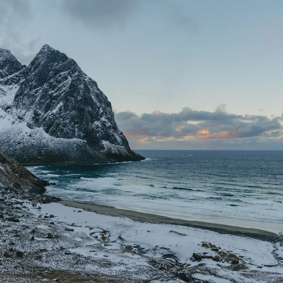 Blick auf eine Bucht, im Hintergrund ist das Meer