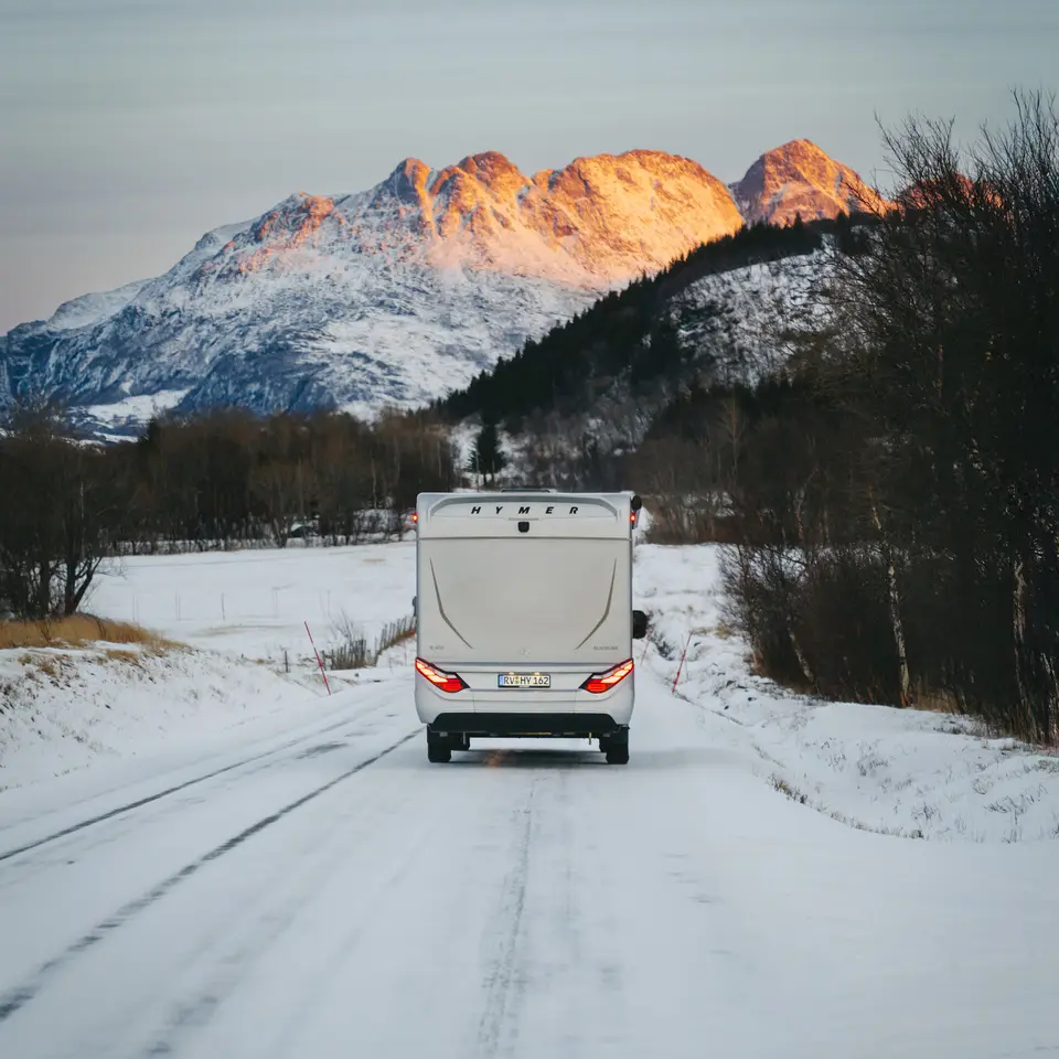 HYMER B-MC T BlackLine von hinten, im Hintergrund sind Berge