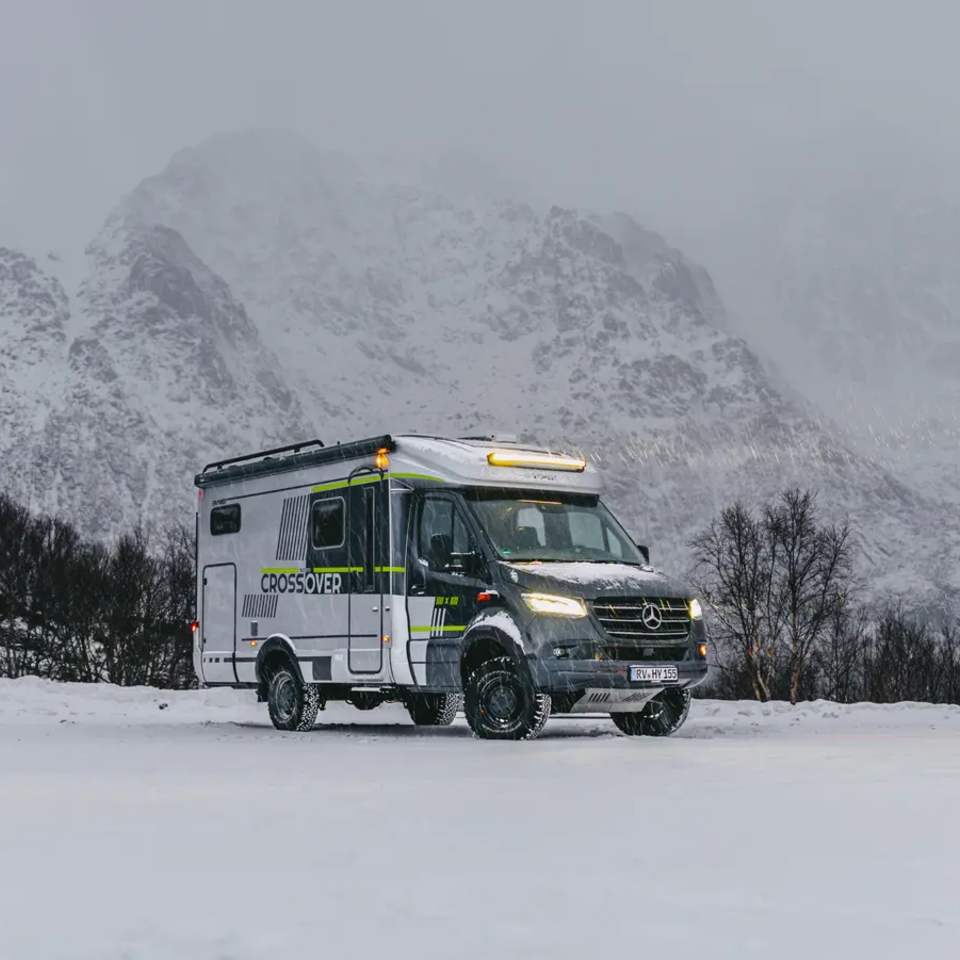 Seitlicher Blick auf den HYMER ML-T 570 CrossOver, im Hintergrund sind hohe Schneeberge