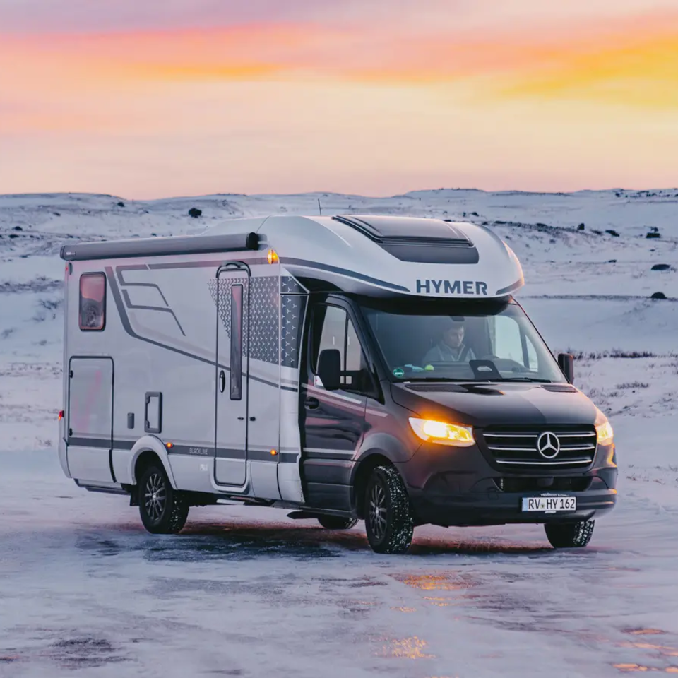HYMER B-MC T BlackLine steht in einer vereisten Landschaft