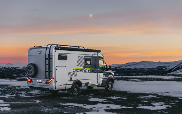 HYMER ML-T 570 CrossOver parkt an einem Aussichtspunkt, im Hintergrund sind verschneite Berge