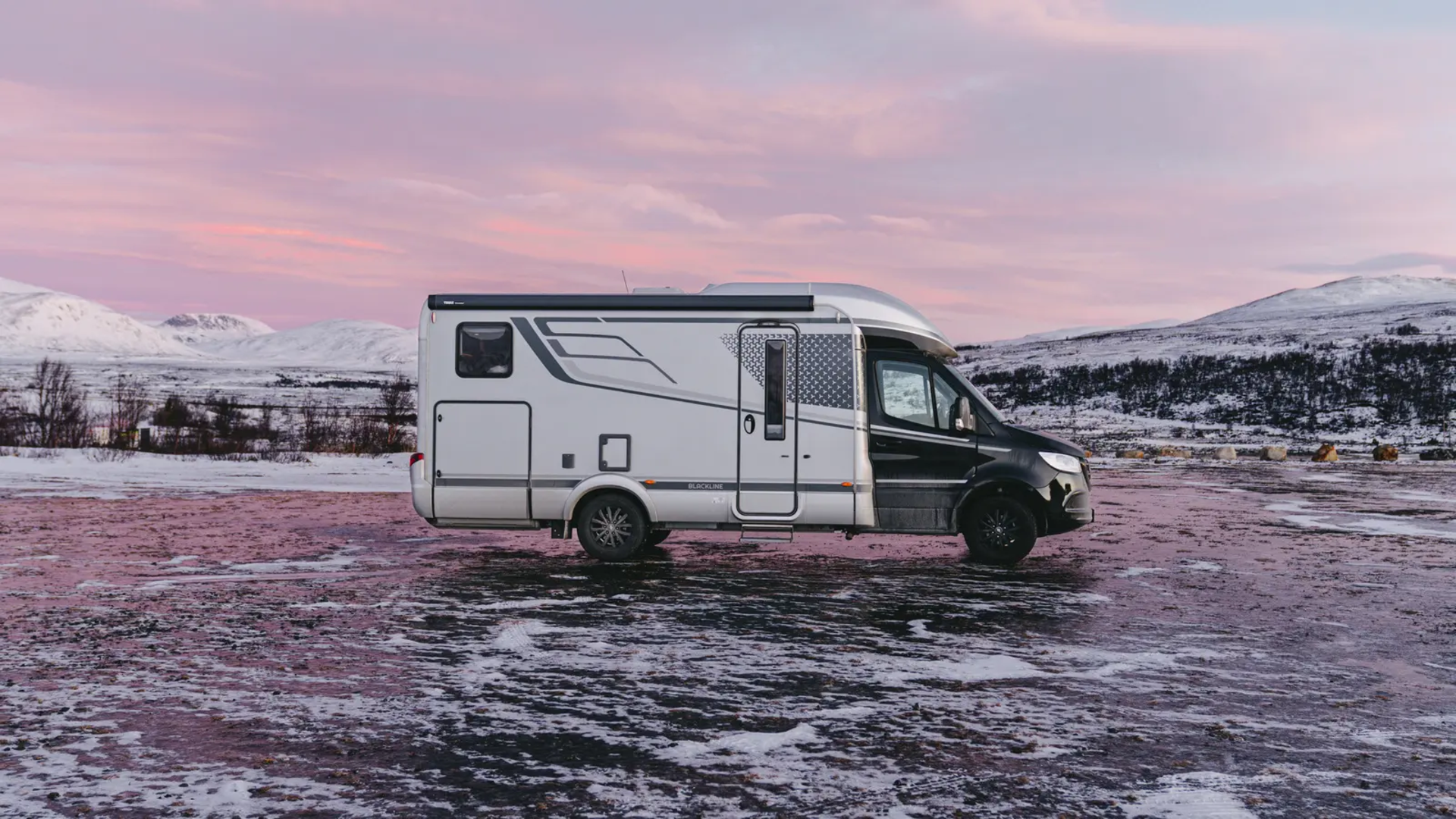 HYMER B-MC T BlackLine steht in einer vereisten Landschaft