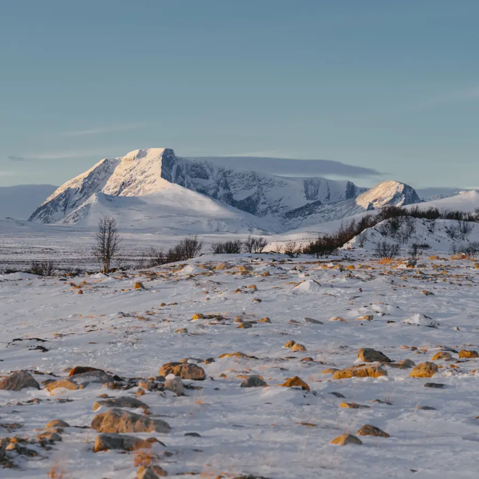 Schneelandschaft, im Hintergrund sind hohe Berge