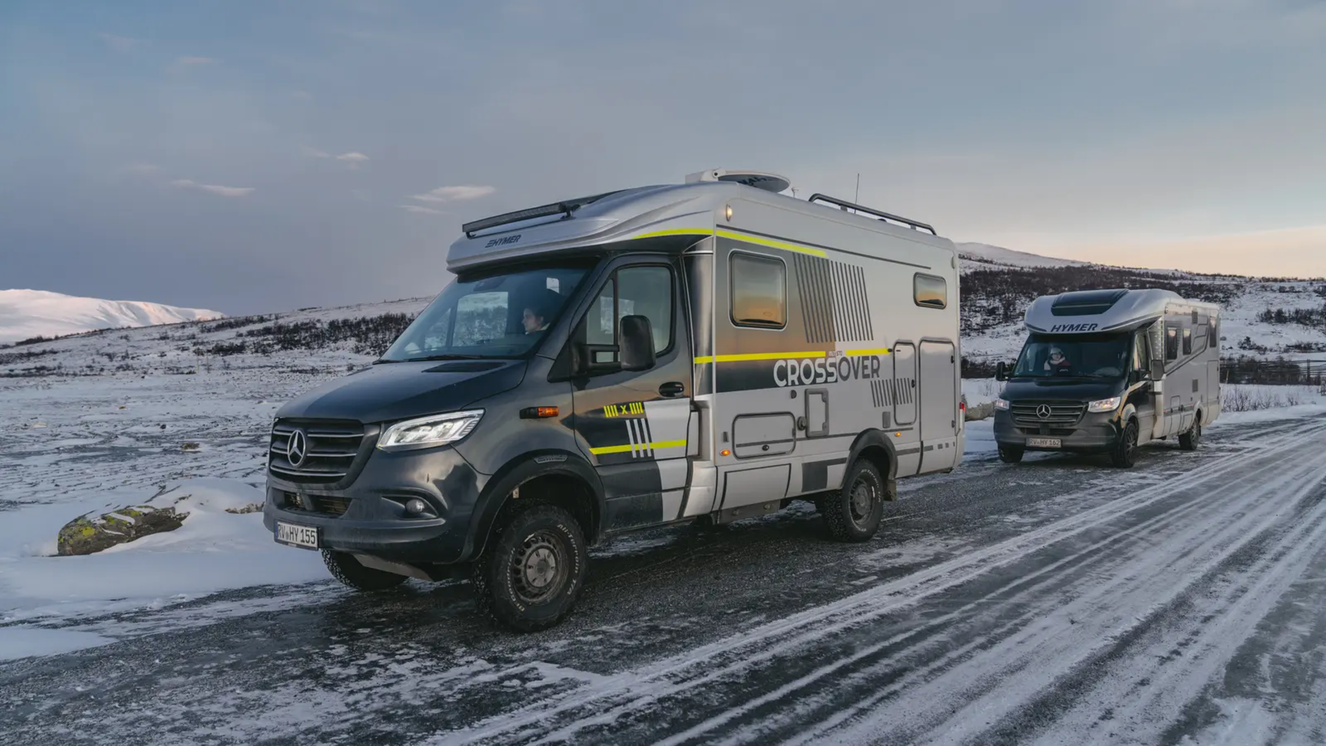 HYMER ML-T 570 CrossOver und HYMER B-MC T BlackLine stehen hintereinander in einer Schneelandschaft