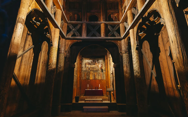 Innenraum einer alten Holzkirche mit Altar