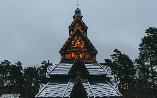 Blick auf eine skandinavische Holzkirche