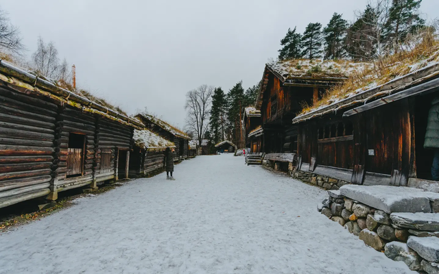 Skandinavische Holzhäuser im Winter