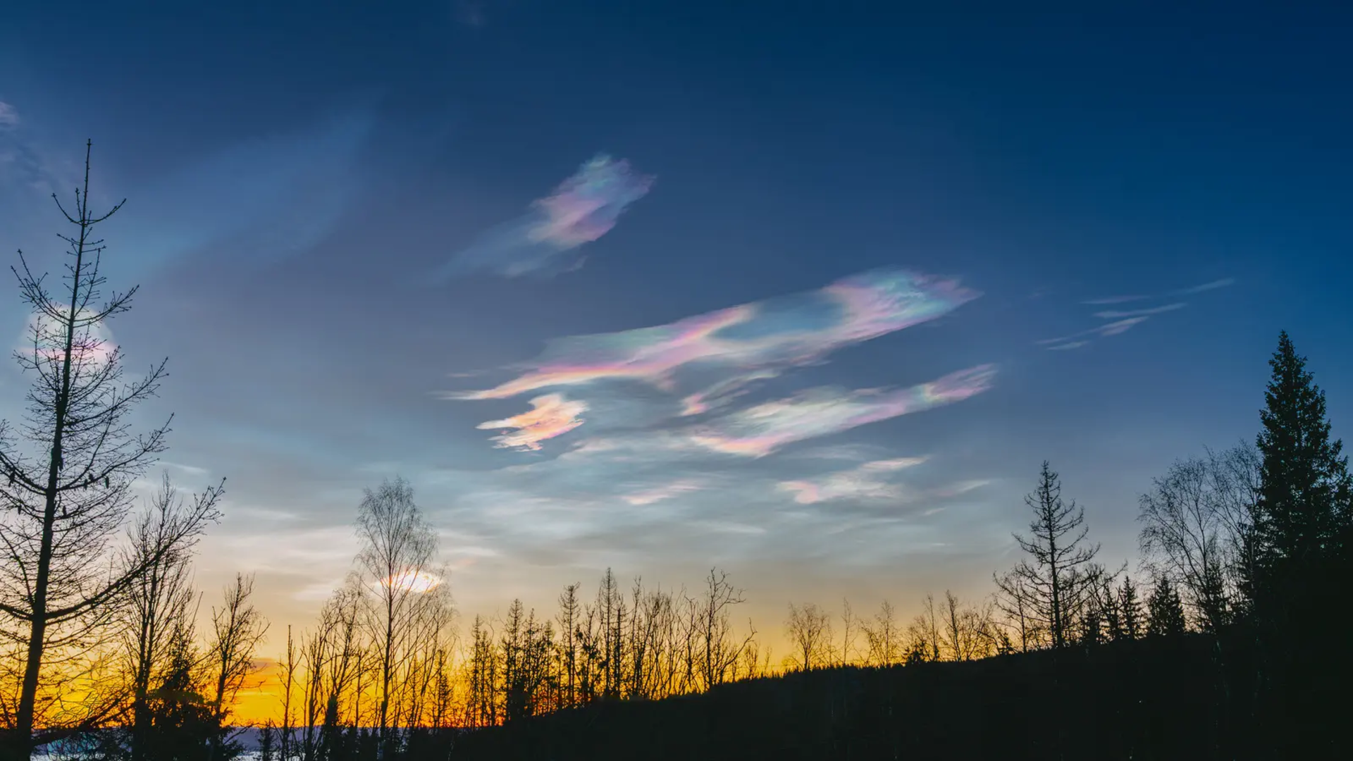 Abenddämmerung, irisierende Wolken am Himmel