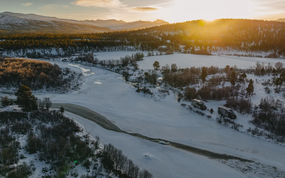 Luftblick auf eine Schneelandschaft