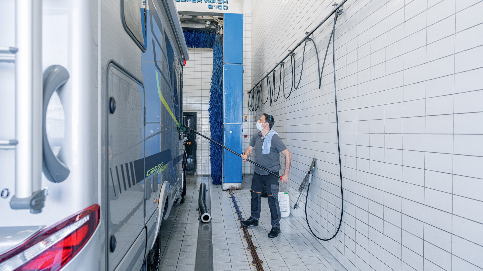 Grundreinigung der Außenwand des HYMER-Wohnmobils mittels Dampfstrahler in der Waschhalle 