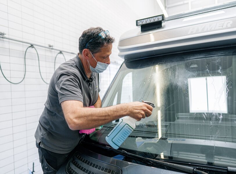 Manuel udvendig rengøring af en forrude i en Hymer autocamper med et specielt rengøringsmiddel