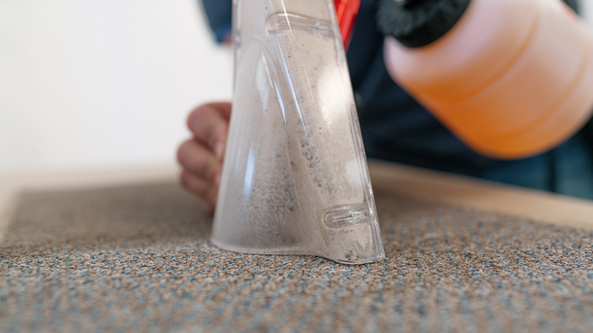 Påfyldning af en sprayflaske med et specielt rengøringsmiddel til indvendig rengøring af en HYMER autocamper