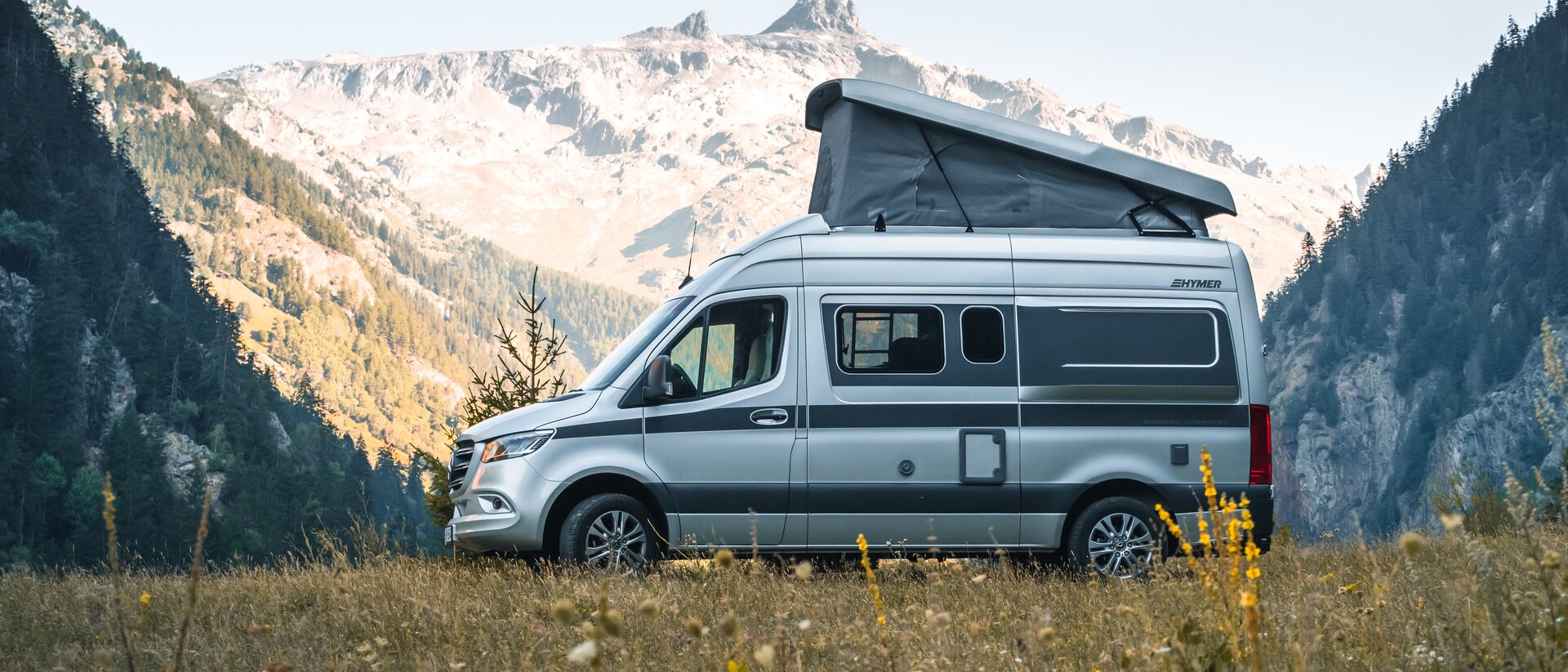 HYMER Free 600, en liten camper van for 2 personer, på en alpeeng.